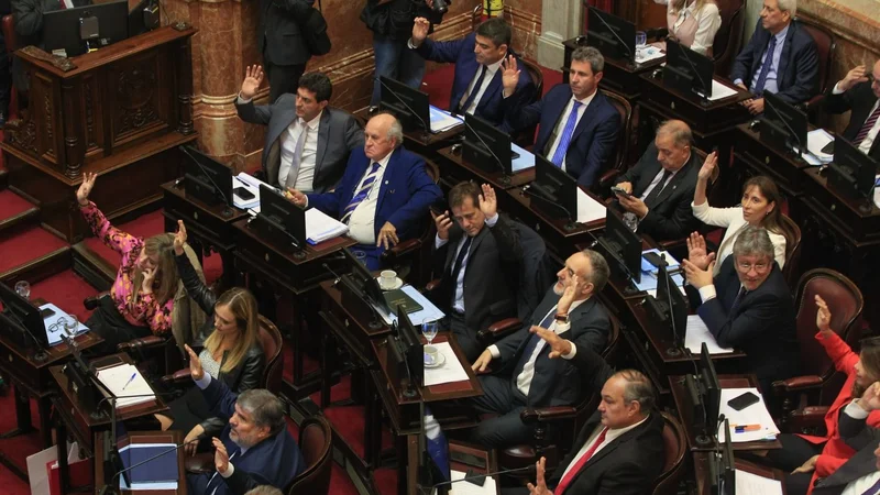 Senadores buscan aumentar su salario: pasarían de cobrar 1,7 millones a 4 millones de pesos