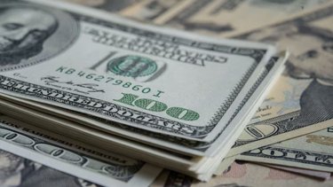 A cuánto abrieron el dólar oficial y el blue este viernes tras la suba del jueves