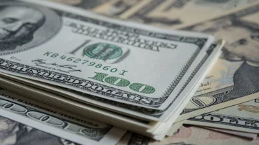 A cuánto abrieron el dólar oficial y el blue este viernes tras la suba del jueves