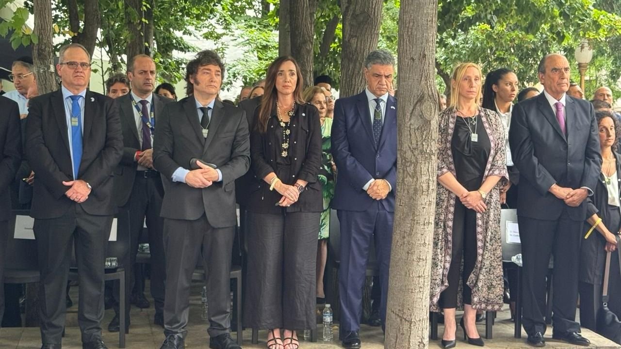 Milei y Vilarruel, juntos en el homenaje por el atentado contra la Embajada de Israel