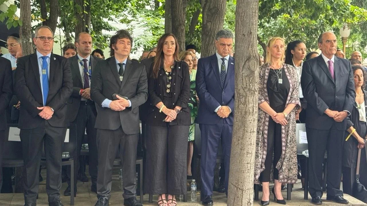 Milei y Vilarruel, juntos en el homenaje por el atentado contra la Embajada de Israel