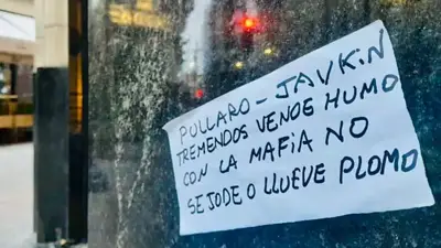 "Llueve plomo": pegaron carteles con amenazas a Pullaro en las calles de Rosario "Llueve plomo": pegaron carteles con amenazas a Pullaro en las calles de Rosario