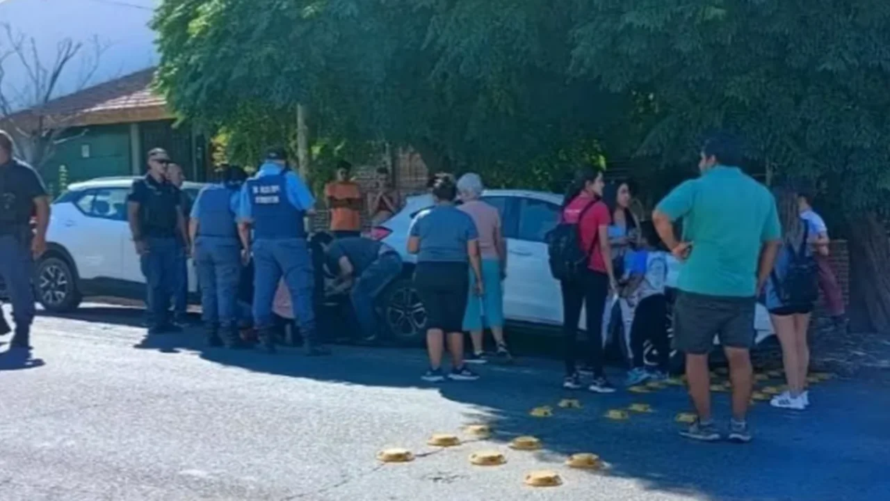 Un niño murió por sofocamiento después de estar 6 horas encerrado en un auto. 