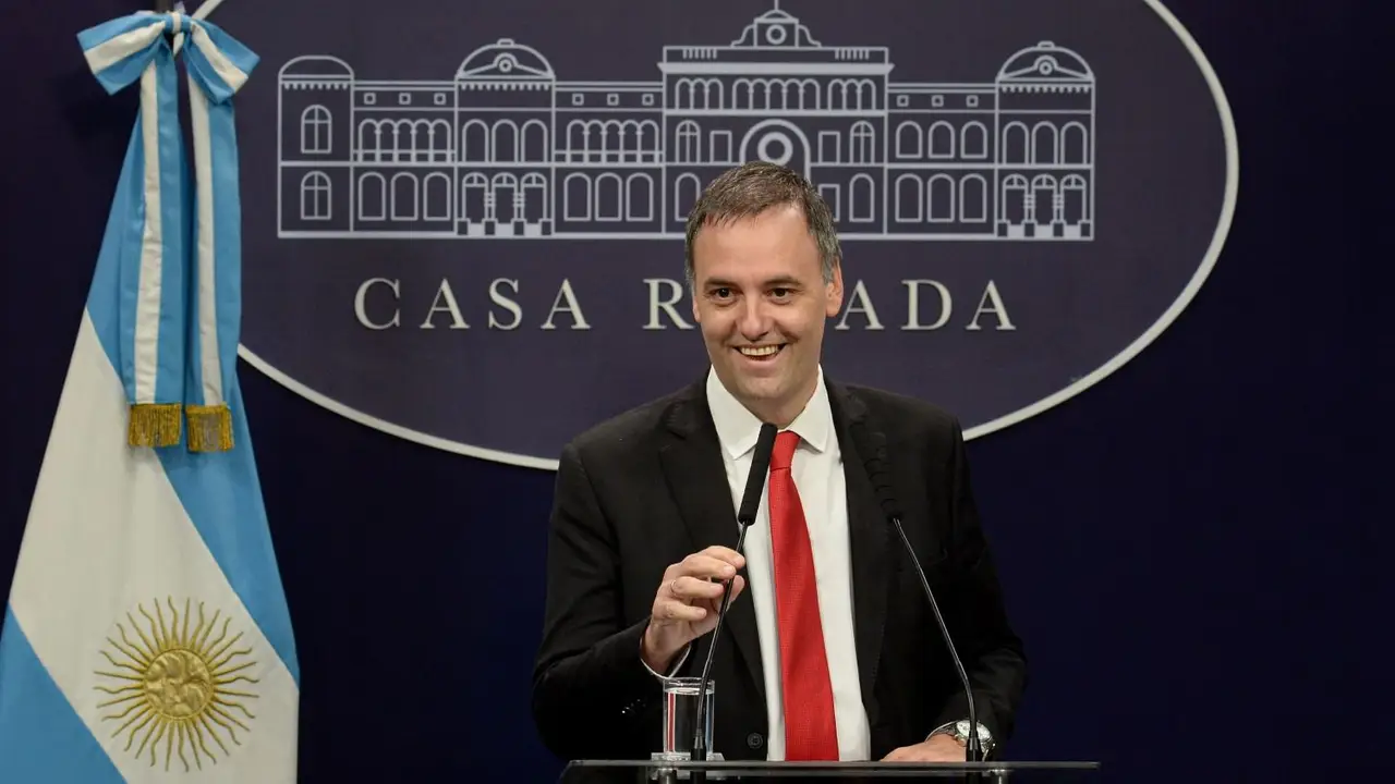 Adorni reconoció "semejanzas" económicas con la dictadura, pero pidió no comparar al régimen militar con el Gobierno