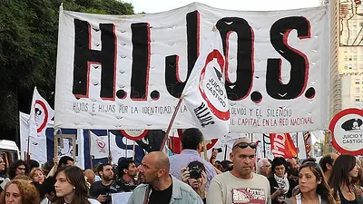 Denunciaron que una militante de HIJOS fue golpeada y abusada: “Dejaron una pintada con VLLC” Denunciaron que una militante de HIJOS fue golpeada y abusada: “Dejaron una pintada con VLLC”