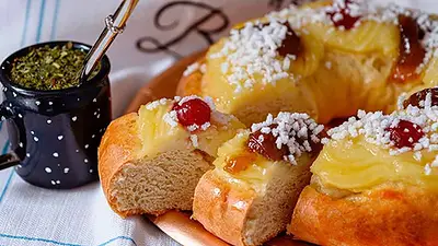 Fotografía de la rosca de pascua junto a un mate Fotografía de la rosca de pascua junto a un mate