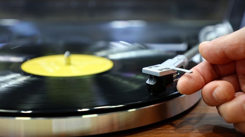 Suscripciones de streaming impulsan los ingresos de la música grabada en 2023: informe