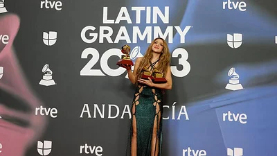 Shakira resurge tras sus dificultades en nuevo disco "Las mujeres ya no lloran" Shakira resurge tras sus dificultades en nuevo disco "Las mujeres ya no lloran"