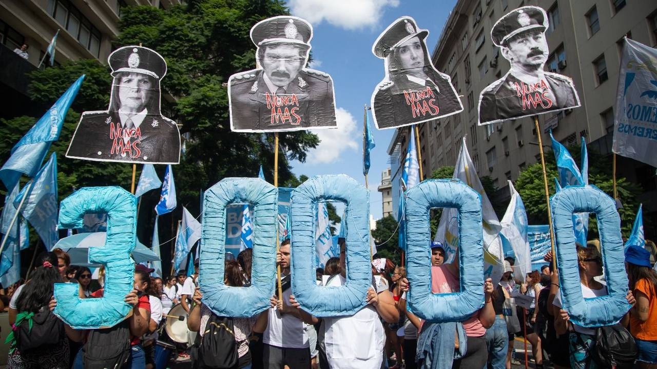 "Dos demonios": el plan del Gobierno para justificar el golpe del ‘76 y borrar las políticas de DDHH