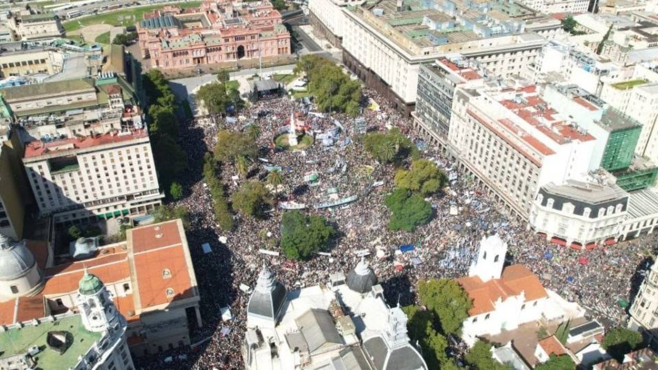 24 de marzo: frente al negacionismo del Gobierno, la Plaza de Mayo gritó fuerte "Nunca Más" 