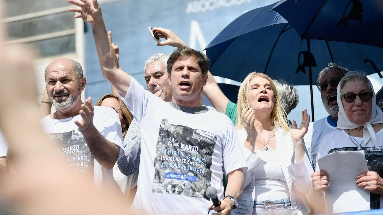 Kicillof cruzó a Milei por "oficializar la teoría de los dos demonios"