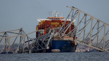 Estados Unidos: un barco chocó y derrumbó un puente en Baltimore 