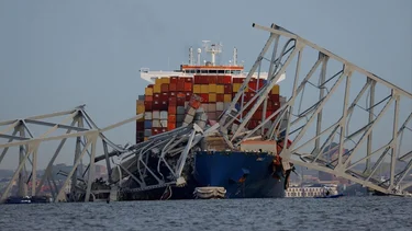 Estados Unidos: un barco chocó y derrumbó un puente en Baltimore 