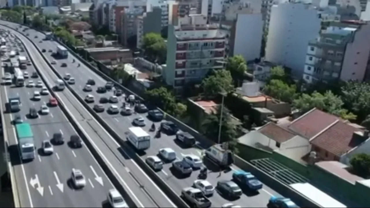 Tiroteo entre la policía y tres hombres en plena autopista 25 de Mayo