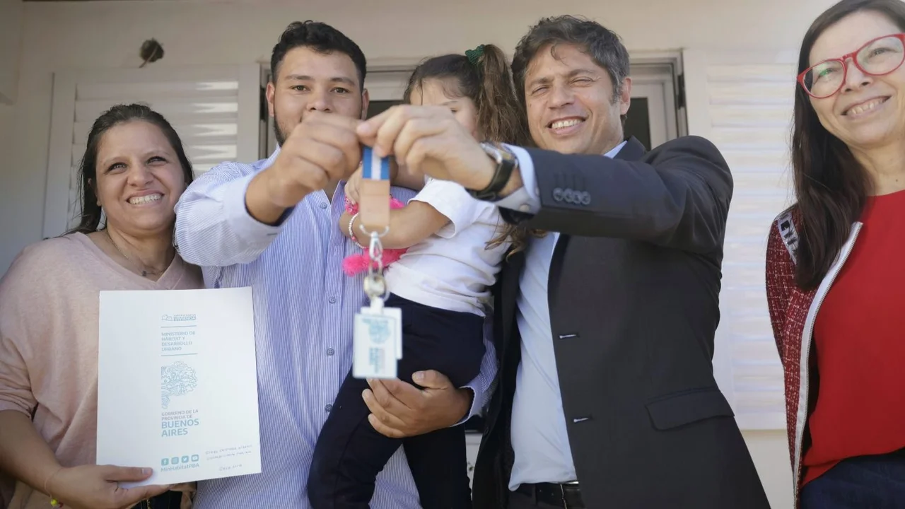 PBA: Kicillof entregó viviendas y recorrió obras de infraestructura urbana