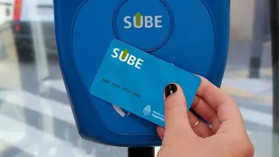 Usuaria pagando el transporte con su SUBE Usuaria pagando el transporte con su SUBE