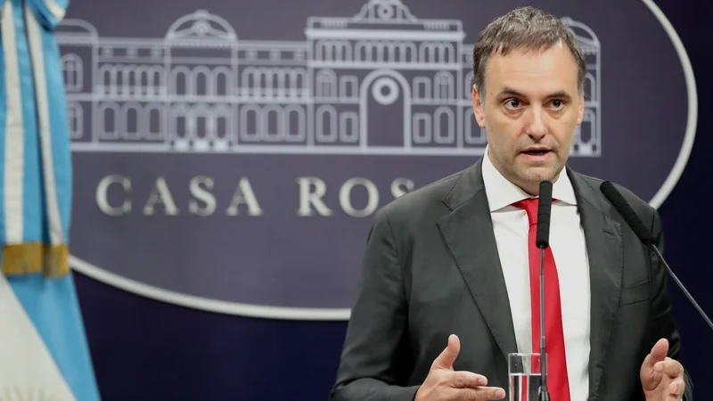 El Gobierno busca penar el "adoctrinamiento" en las escuelas y repudia el paro nacional