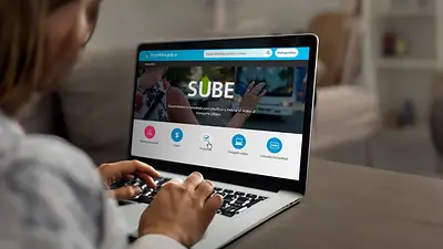 Usuaria de SUBE registrando la tarjeta por la web Usuaria de SUBE registrando la tarjeta por la web