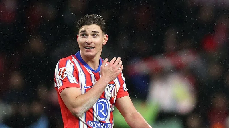 Julián Álvarez da victoria 1-0 al Atlético de Madrid sobre Bilbao y alcanza el liderato de LaLiga