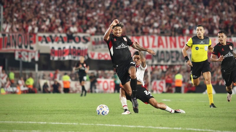 El patadón de Enzo Pérez a Medina en River el que lo expulsaron vs. Estudiantes