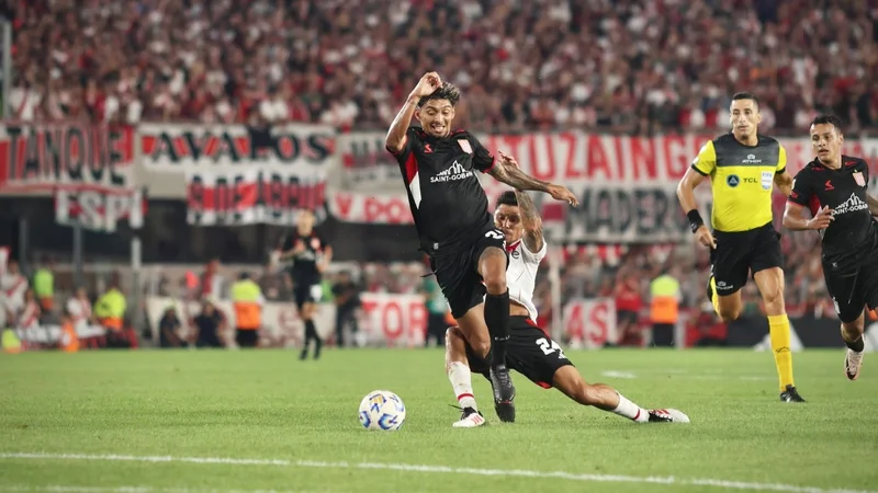 El patadón de Enzo Pérez a Medina en River el que lo expulsaron vs. Estudiantes