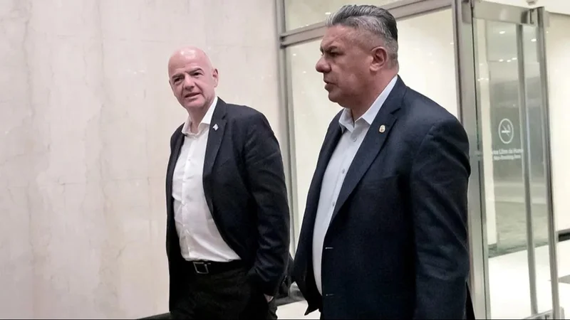 Gianni Infantino, FIFA, fútbol argentino, Claudio "Chiqui" Tapia, AFA, Huracán