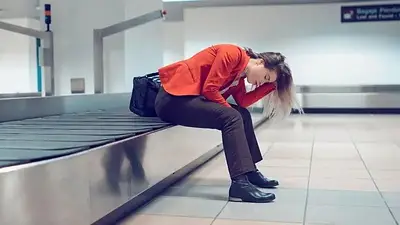Mujer pierde valija en el aeropuerto Mujer pierde valija en el aeropuerto