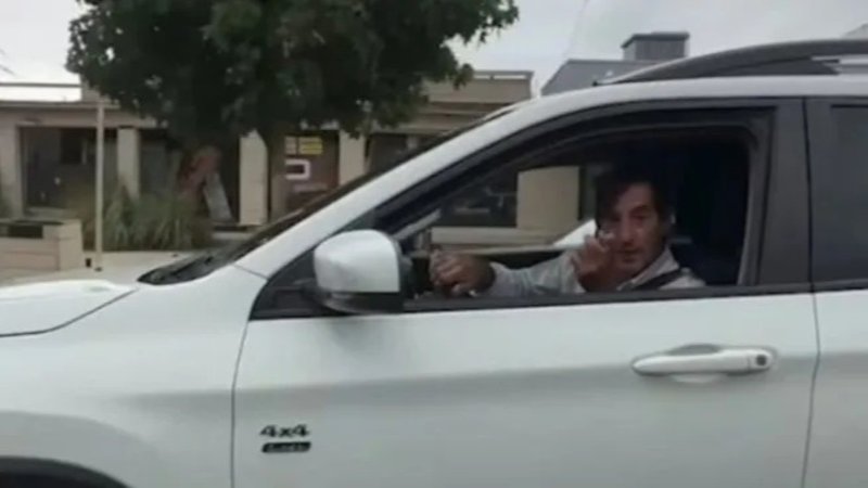 Córdoba: denunciaron y le suspendieron la licencia a un hombre que chocó intencionlmente a una pareja