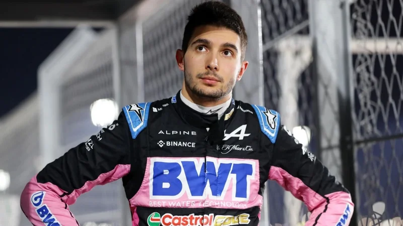 Esteban Ocon con el mono de Alpine.
