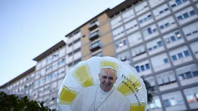 El papa Francisco descansa y vuelve a recibir ventilación tras sus problemas respiratorios El papa Francisco descansa y vuelve a recibir ventilación tras sus problemas respiratorios
