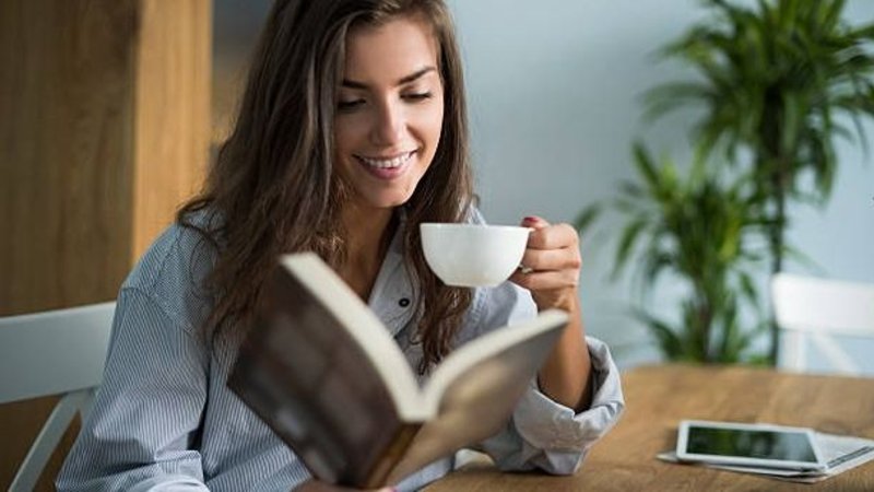 Mujer leyendo un libro.