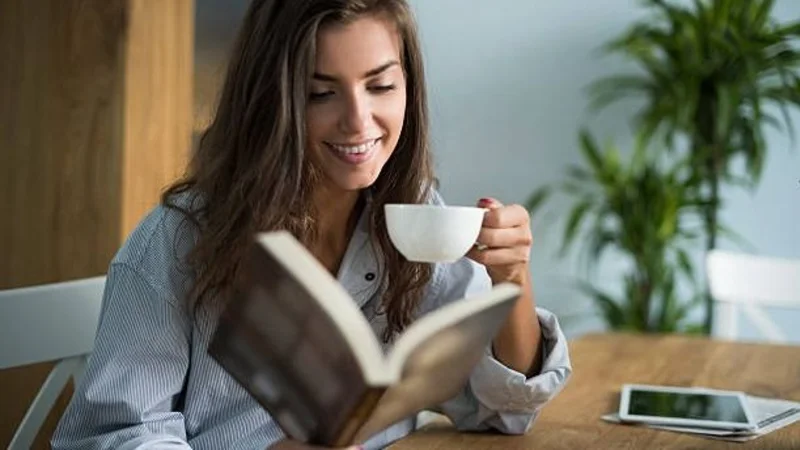 Mujer leyendo un libro.