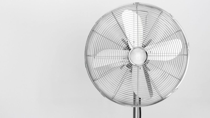 Ventilador de pie.