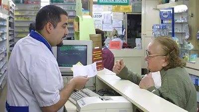 Jubilado en la farmacia. Jubilado en la farmacia.