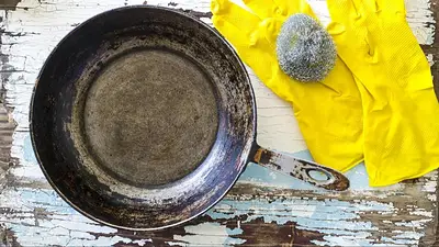 Cómo sacarle las manchas a una sartén quemada con ingredientes caseros. Cómo sacarle las manchas a una sartén quemada con ingredientes caseros.