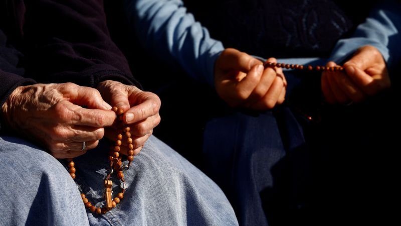 Tras otra noche "tranquila" en el hospital, el papa está descansando, según el Vaticano