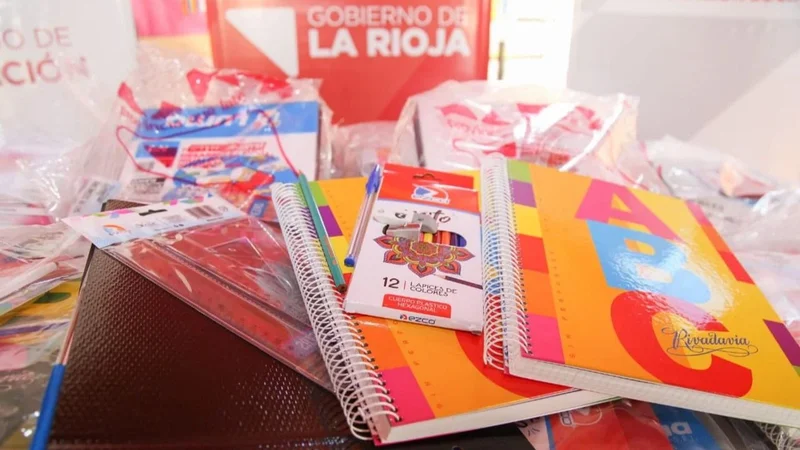 Vuelta a clases: La Rioja comenzó con la entrega de kits escolares gratuitos en diferentes puntos de la provincia