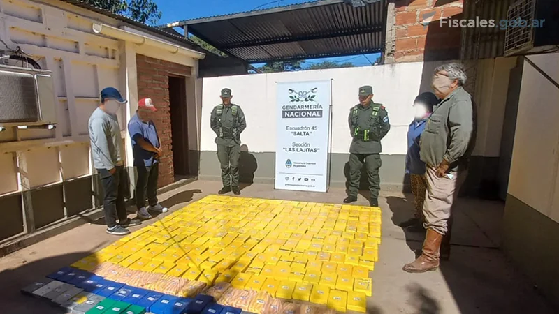 Detienen a dos miembros de una banda de gendarmes que transportaban cocaina