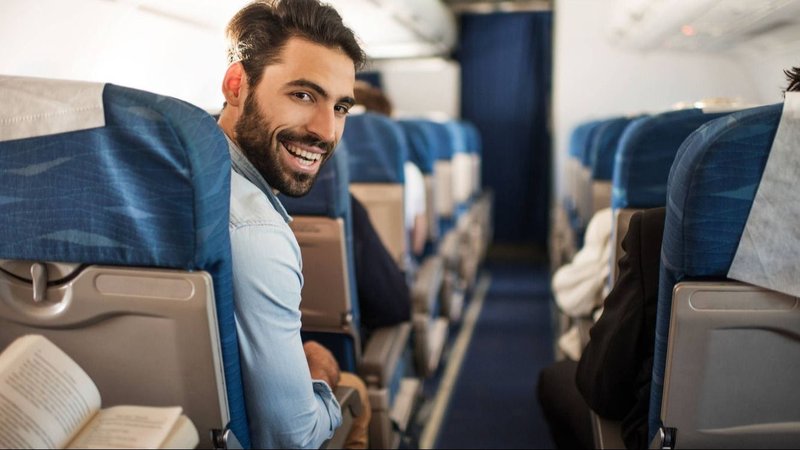Hombre viajando en avión.