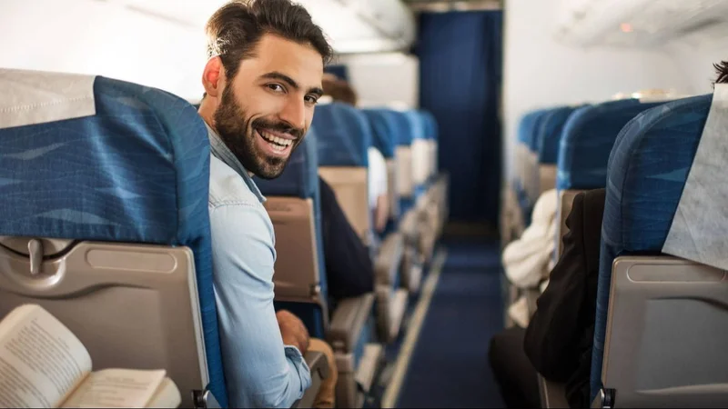 Hombre viajando en avión.