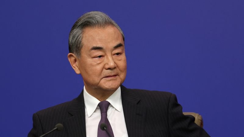 "Las grandes potencias no deben intimidar a los débiles", dice el ministro de Exteriores chino