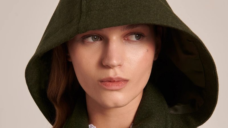 Campera con capucha.