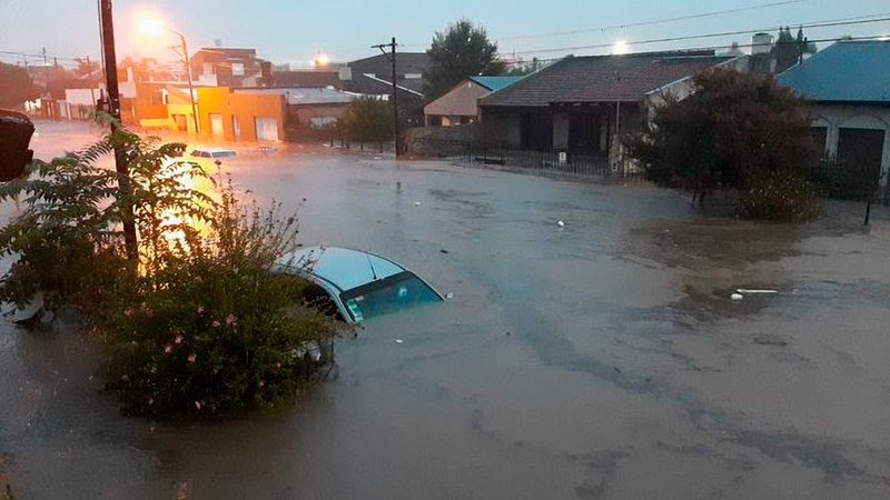 Informan 10 muertes en Bahía Blanca por el temporal