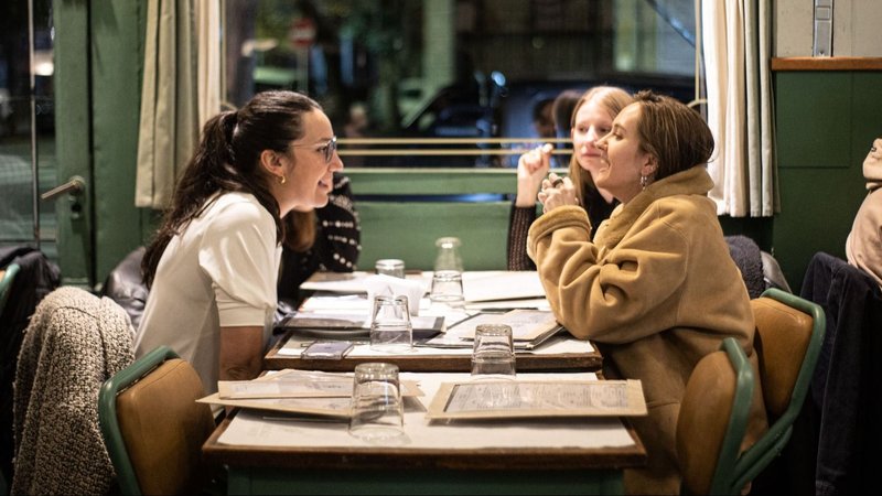 Mujeres comiendo en Mondongo & Coliflor.