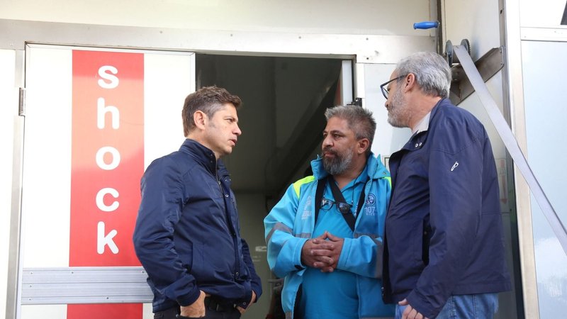 Kicillof recorrió las zonas afectadas por el temporal en Bahía Blanca