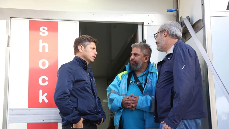 Kicillof recorrió las zonas afectadas por el temporal en Bahía Blanca