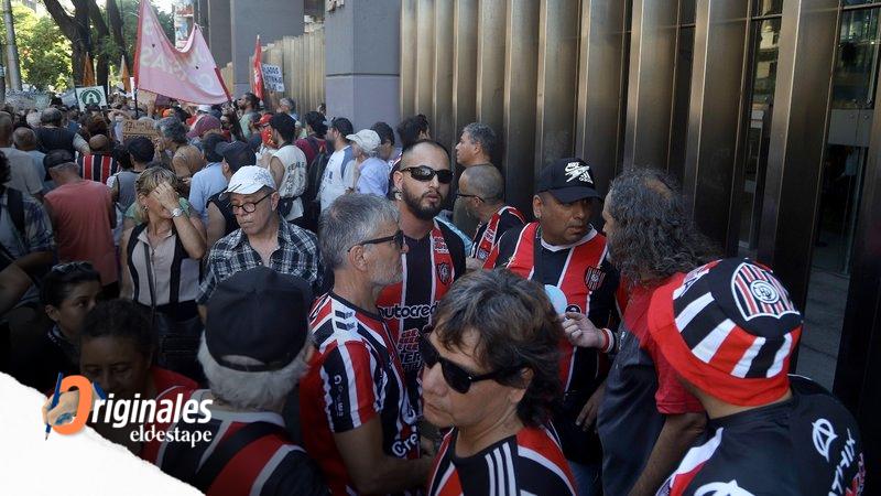 Cuando el tablón dice basta: los hinchas dan la cara para los jubilados 