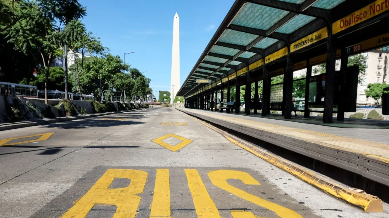 Paradas de colectivos con el Obelisco de fondo