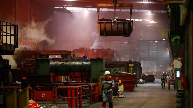 Las exportaciones alemanas caen, la producción industrial sube en enero