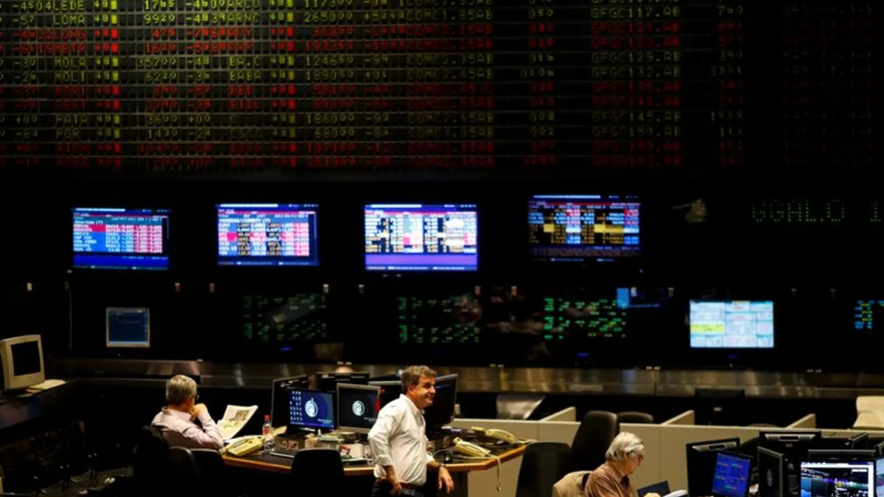 Sube leve el riesgo país de Argentina y los activos se despegan de la ola bajista en las bolsas globales